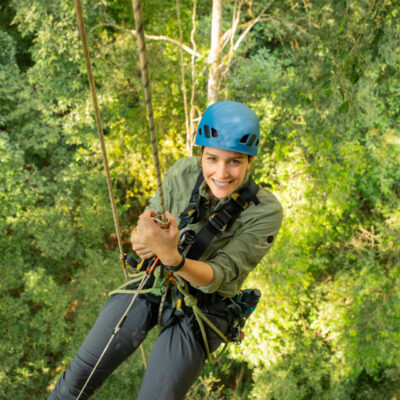 In einem tropischen Urwald spielt sich das meiste Leben in den Baumkronen ab. Hannah Emde erklimmt einen Urwaldriesen auf der Suche nach Gibbons. Mit diesen Menschenaffen verbindet sie eine besondere Geschichte.